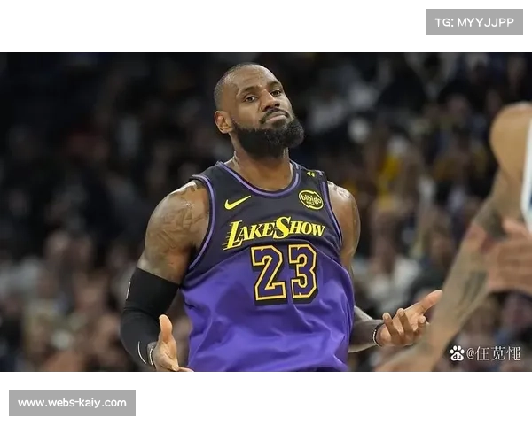 詹姆斯球员通道练习高尔夫动作，队友称其赛前放松方式独特